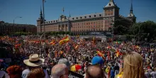 In migliaia sfilano a Madrid chiedendo le dimissioni di Sanchez
