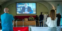 L'omaggio a Carlo Petrini, aperta la camera ardente a Pollenzo