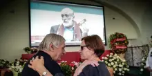 Un lungo applauso per la bara di Petrini a Pollenzo