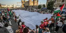 A Napoli in corteo un lungo sudario con nomi di bimbi morti in Palestina
