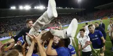 Il Como festeggia la Champions, pullman scoperti in giro per la citt&agrave;