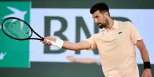 Roland Garros: Djokovic batte Mpetshi Perricard e passa al secondo turno