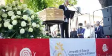 Un lungo applauso all'arrivo della bara di Carlo Petrini