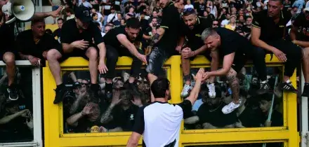 Scontri a Torino prima del derby, tifoso in codice rosso. Gli ultr&agrave; della Juve chiedono di non giocare