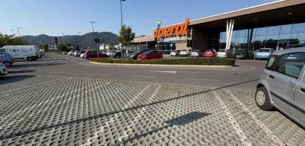 Passante ferito al petto da una freccia scagliata da un'auto in corsa