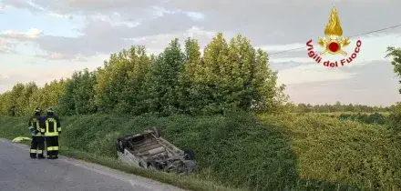 Al lavoro in due su una bici, giovani morti investiti