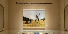 Oltre i gioielli, fotografie e opere in mostra nella storica boutique Bvlgari a Roma
