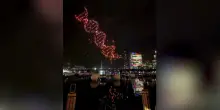 Sydney, imprevista "pioggia" di droni durante lo show sul Darling Harbour