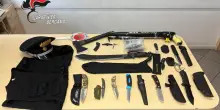 Spara e ferisce un passante, in casa trovati un fucile da sub e un machete