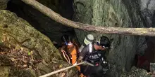 Trovate vive 5 delle persone intrappolate in una grotta nel Laos