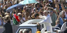 Sviene per il caldo durante l'udienza a S. Pietro, il Papa lo soccorre