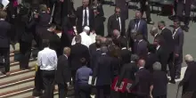 Il Papa conforta un partecipante all'udienza generale colto da malore