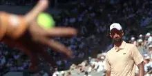 Roland Garros: Djokovic fatica, oltre tre ore per battere Royer