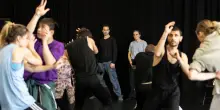 Hofesh Shechter porta a Orsolina28 il suo viaggio tra fortuna e superstizione