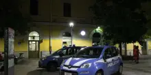 Un 22enne ucciso in stazione a Milano: la vittima accerchiata da una decina di persone, poi le coltellate
