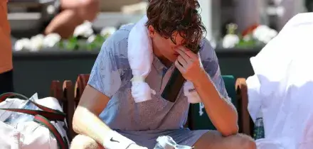 Roland Garros: crollo di Sinner a Parigi, si sente male ed &egrave; eliminato. 'Sconfitta difficile da accettare'