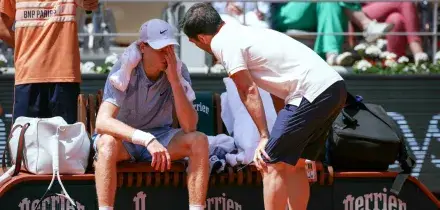 Roland Garros: Sinner in campo contro Cerundolo. Jannik si sente male e va sotto anche nel quarto set 6-3, 6-2, 5-7, 1-4 DIRETTA
