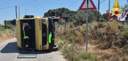 Scontro tra scuolabus e auto, feriti otto bambini
