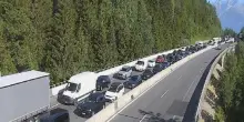 Brennero preso d'assalto prima del blocco, 14 km di coda in Austria