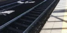 Uomo investito da treno muore nel pesarese, ritardi sulla linea fino a un'ora