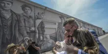 L'ex sindaco di New York De Blasio piange per volti nonni su murale a Napoli