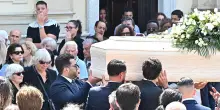 Una folla commossa per l'addio a Muriel Oddenino, morta alle Maldive