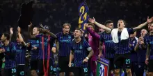 Scudetto Inter: giocatori al Duomo, in migliaia in festa tra cori e fuochi d'artificio