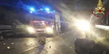 Scende dall'auto per prestare soccorso, travolto e ucciso