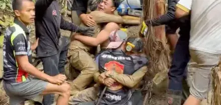Cinque persone intrappolate escono dalla grotta in Laos, ancora due dispersi
