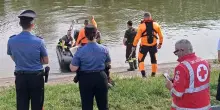 Si tuffa e muore in un canale davanti a moglie e figlia nel Mantovano