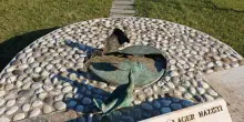Rubata nel Trevigiano una statua dedicata ai caduti dei lager nazisti