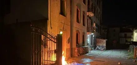Bottiglie incendiarie contro abitazione di un cronista nel Vicentino