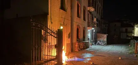 Attentato a cronista, minacce anche a Meloni e don Patriciello