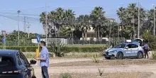 Fuggono ad un posto di blocco e si schiantano, muore un 16enne