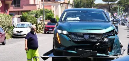 Un'auto in fuga dalla polizia investe due ragazzine a Ostia, sono rimaste ferite