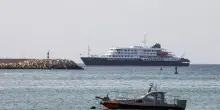 Hantavirus, la nave Hondius entrata nel porto di Granadilla a Tenerife