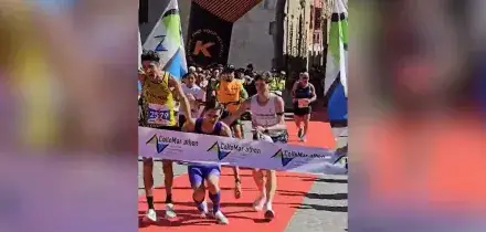 Cede a pochi metri dal traguardo, i concorrenti lo aiutano a vincere