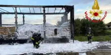 Tir con sostanza corrosiva a fuoco nel Lodigiano, strada provinciale chiusa