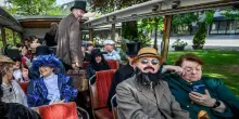 Sherlock Holmes e i suoi fan in Svizzera per un viaggio in costume nei luoghi del duello con Moriarty