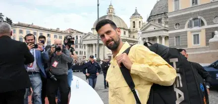 Djokovic infiamma i tifosi, allenamento show a Piazza del Popolo