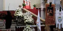 Gli amici, i tifosi: il mondo oggi a Padova per salutare Alex Zanardi. All'altare la sua handbike