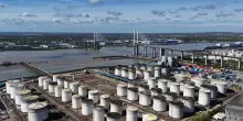 Il petrolio e il gas in caduta libera, il Brent scende sotto i 100 dollari