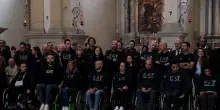 Duemila persone in chiesa per il funerale di Zanardi, la handbike sull'altare