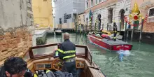 In tre finiscono in acqua a Venezia, un ventenne muore annegato
