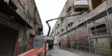 Per 50 anni roccaforte della camorra, oggi parte demolizione Palazzo Fienga