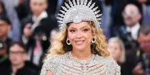 Beyonc&eacute; e Taylor Swift entrano alla Biblioteca del Congresso