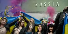 Sit in delle Pussy Riot e Femen con fumogeni davanti al padiglione della Russia