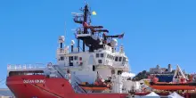 Ocean Viking ad Ancona, tra i migranti 13 minori non accompagnati e una donna incinta