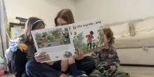 Lavora solo il 58,2% delle madri con figli piccoli, il rapporto sulla maternit&agrave; di Save the Children