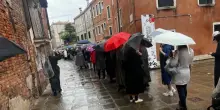 Code di chilometri alla Biennale Arte nel secondo giorno di pre-apertura su invito